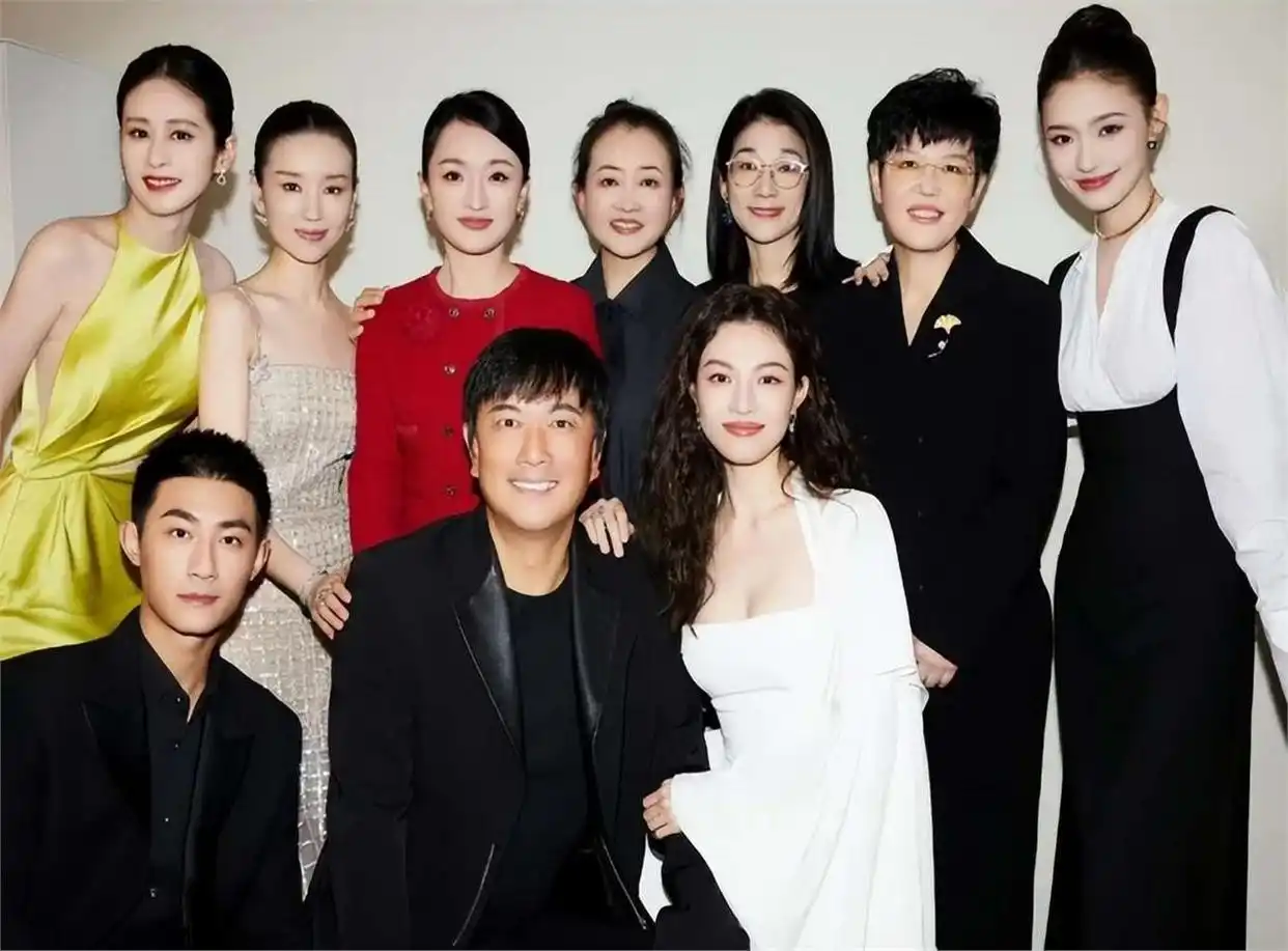 身材娇小气质出众女明星_小个子美女惊艳合照_小骨架女明星